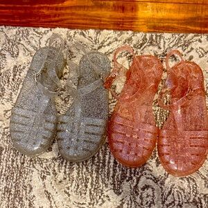 Glittery Jelly Sandals in Gray and Pink